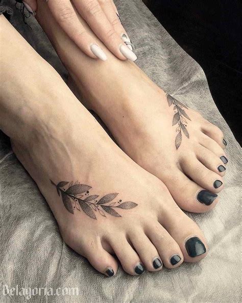 tatuajes pie mujer|60 Tatuajes en los pies para mujeres y consejos para。